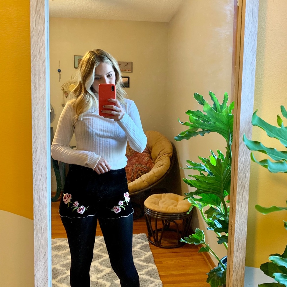 Velvet embroidered Shorts